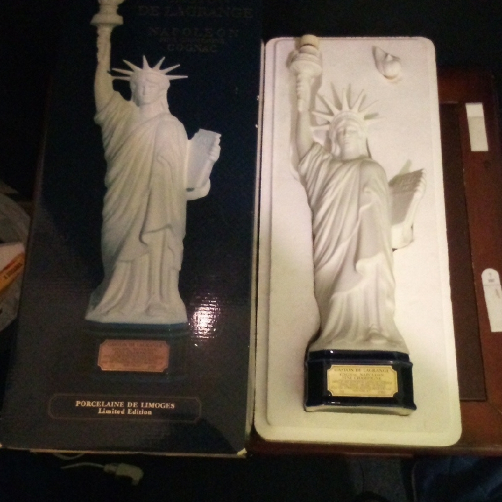 Porcelain Statue of Liberty Decanter (White Statue W/ Blue Box)**EMPTY**